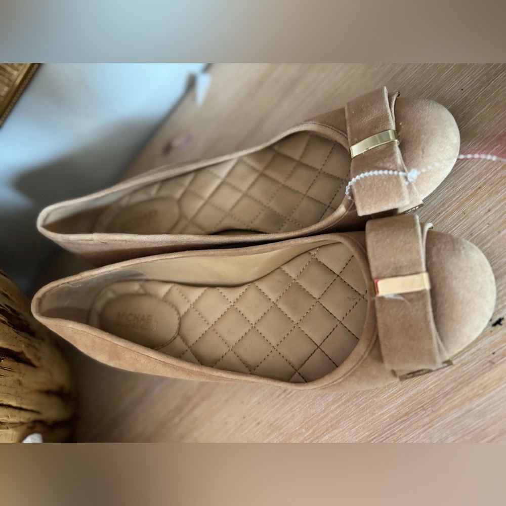 Michael Kors Camel Suede Block Heel Pumps Bow Detail Round Toe Classic Work Chic - Picture 4 of 7